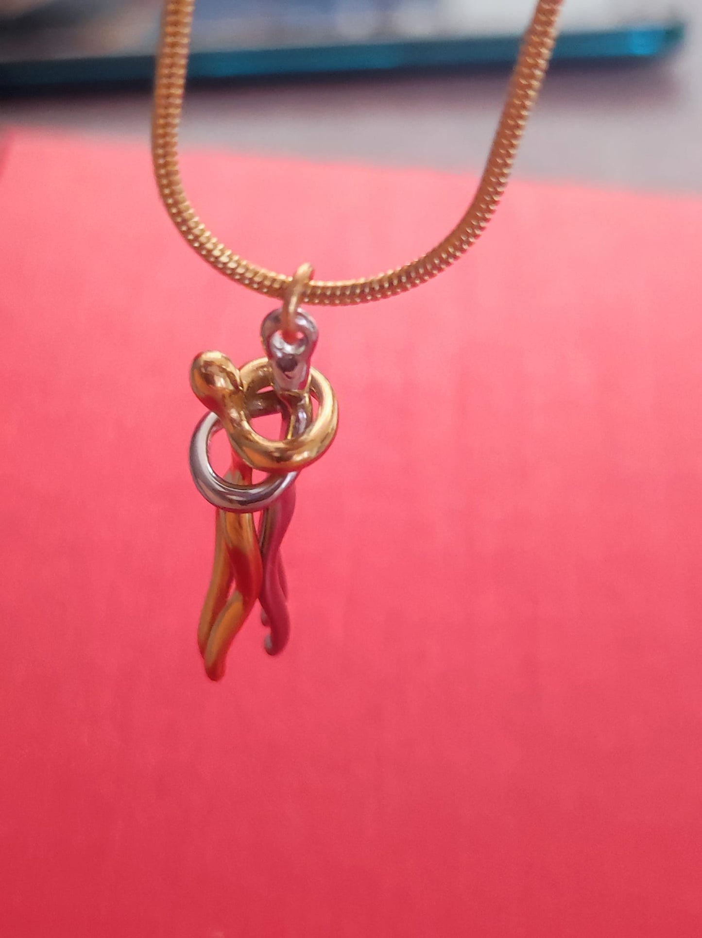 cadena con colgante de pareja en movimiento