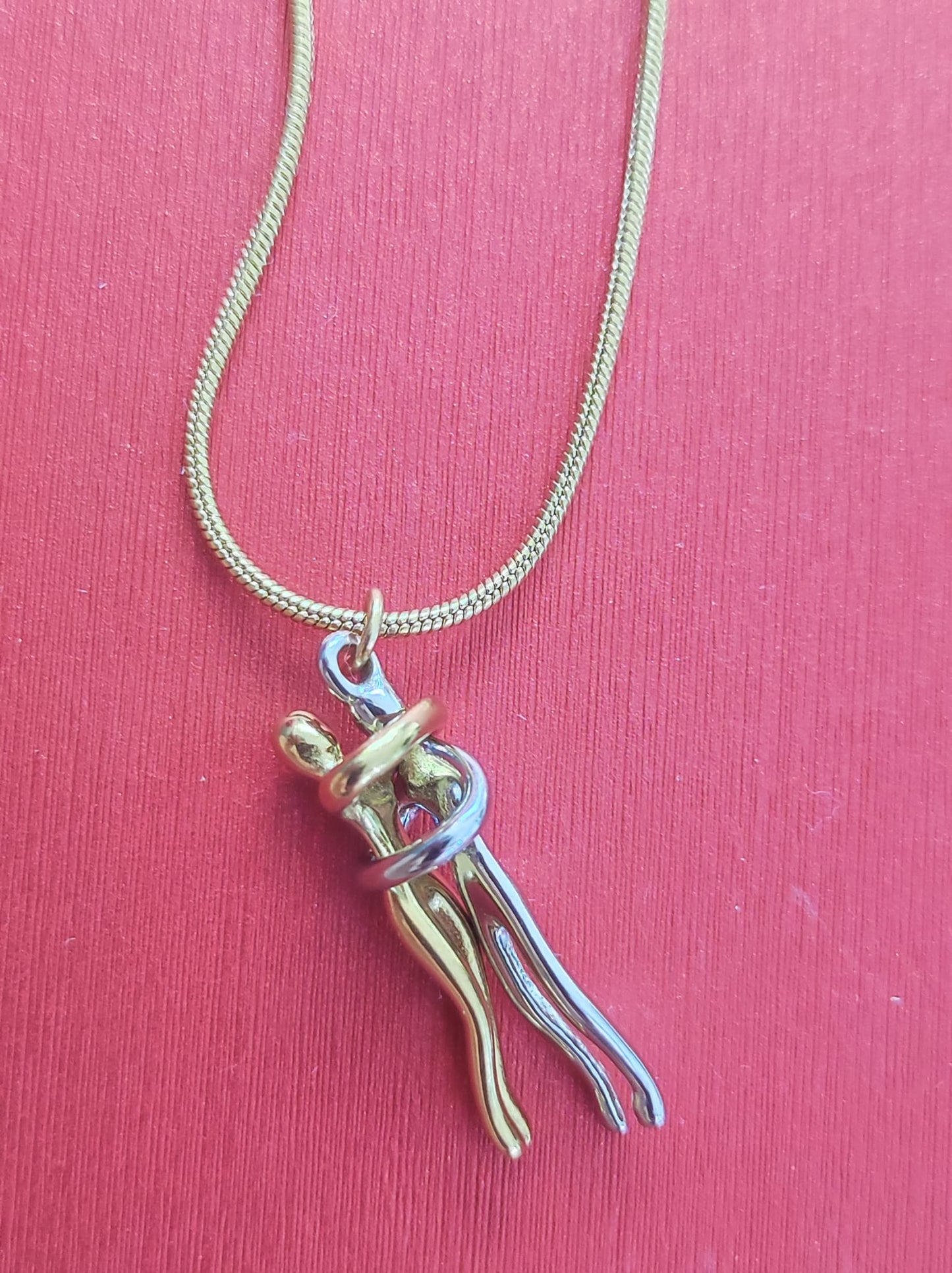 cadena con colgante de pareja en movimiento