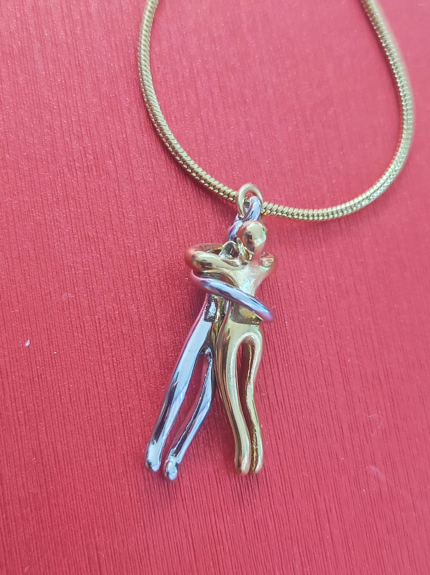 cadena con colgante de pareja en movimiento