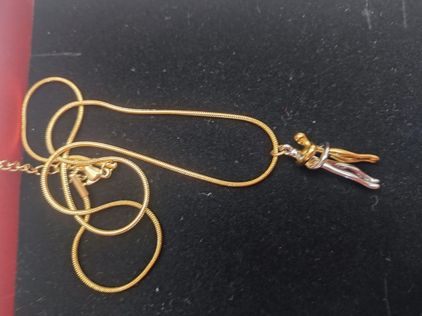 cadena con colgante de pareja en movimiento