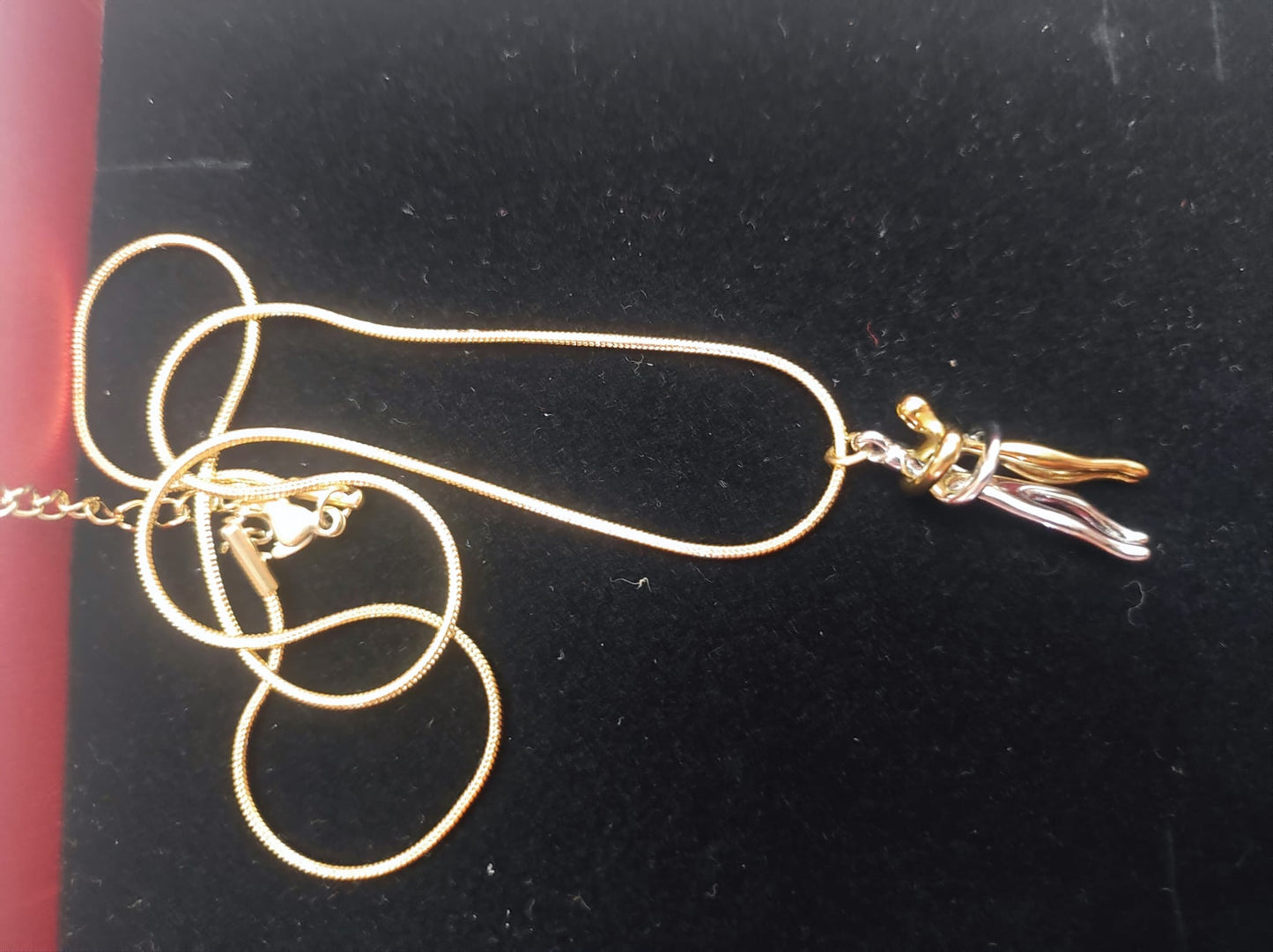 cadena con colgante de pareja en movimiento