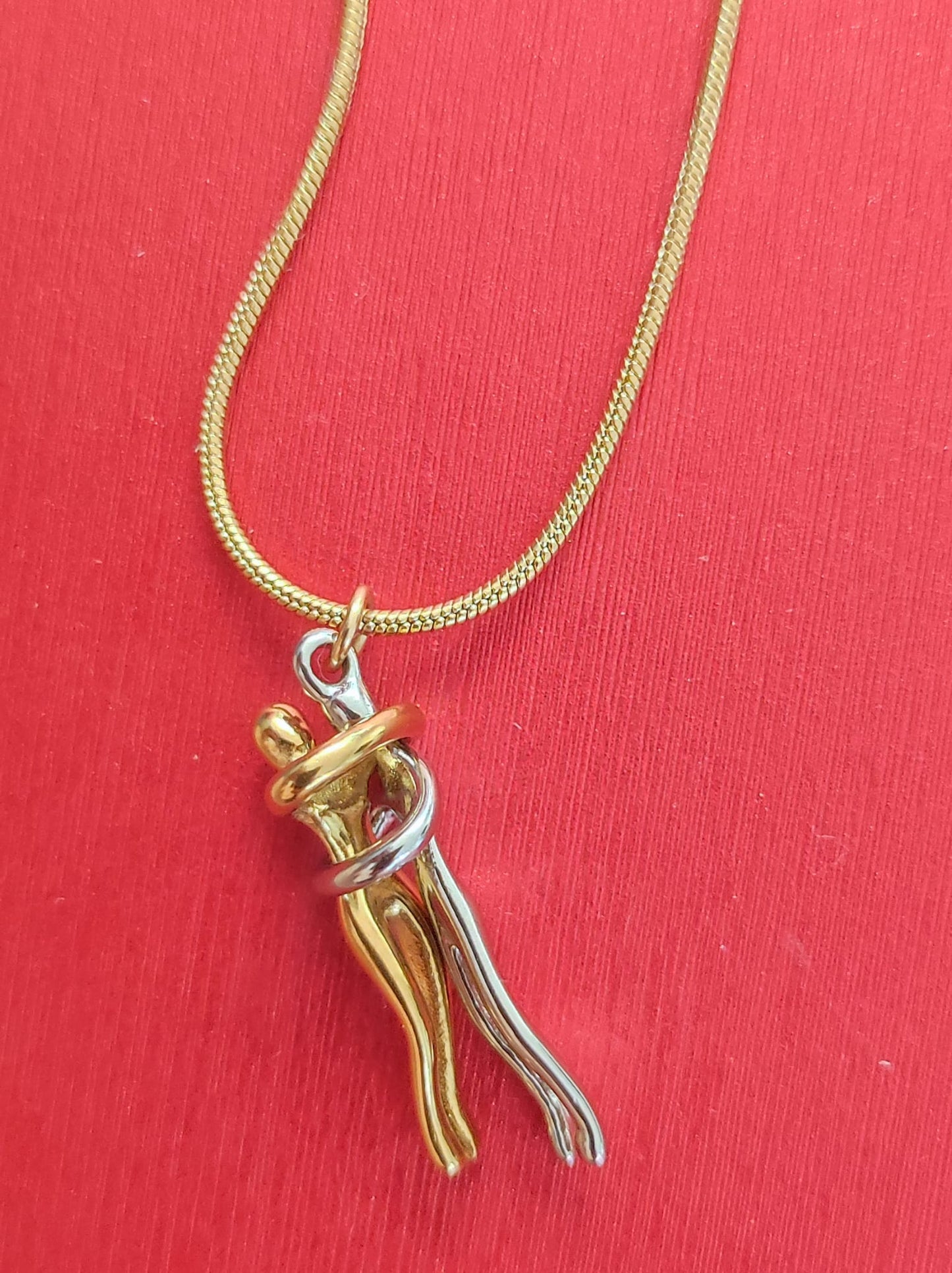 cadena con colgante de pareja en movimiento