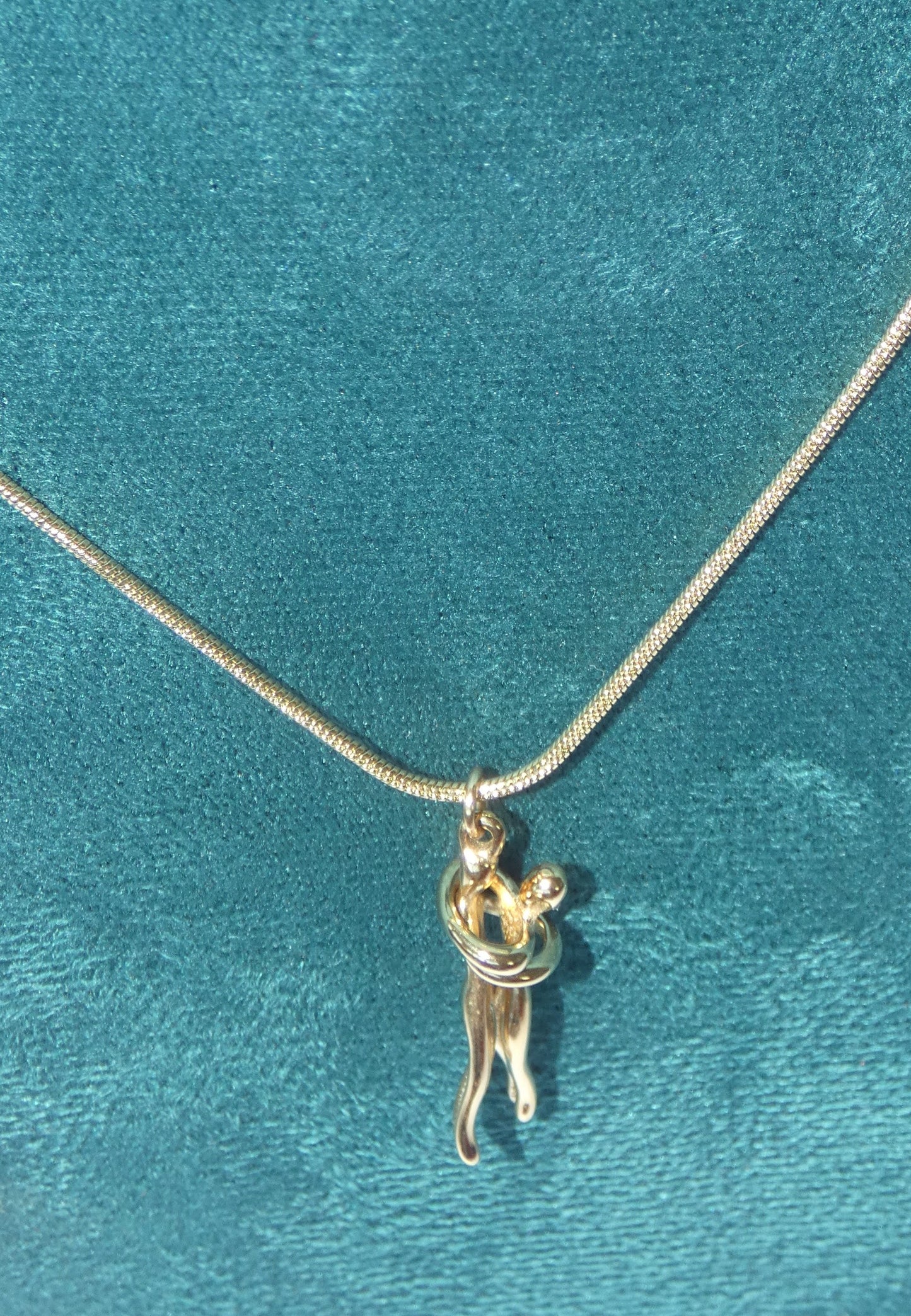 cadena con colgante de pareja en movimiento