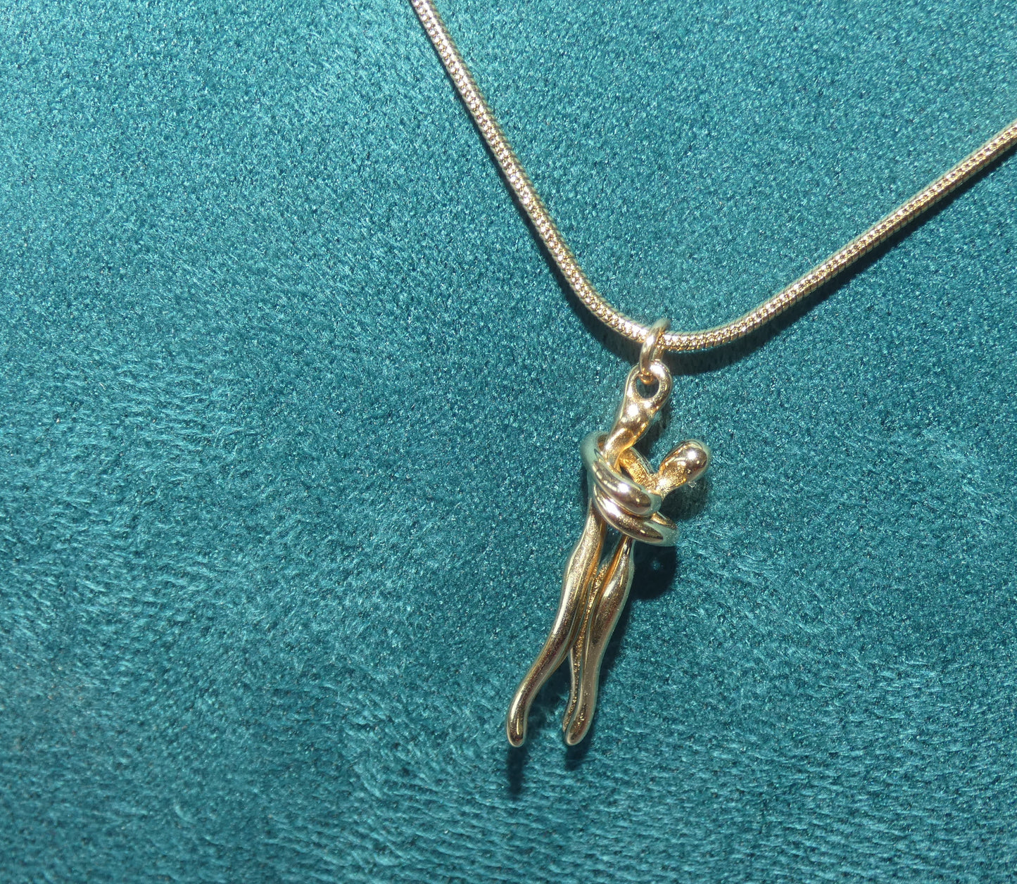 cadena con colgante de pareja en movimiento