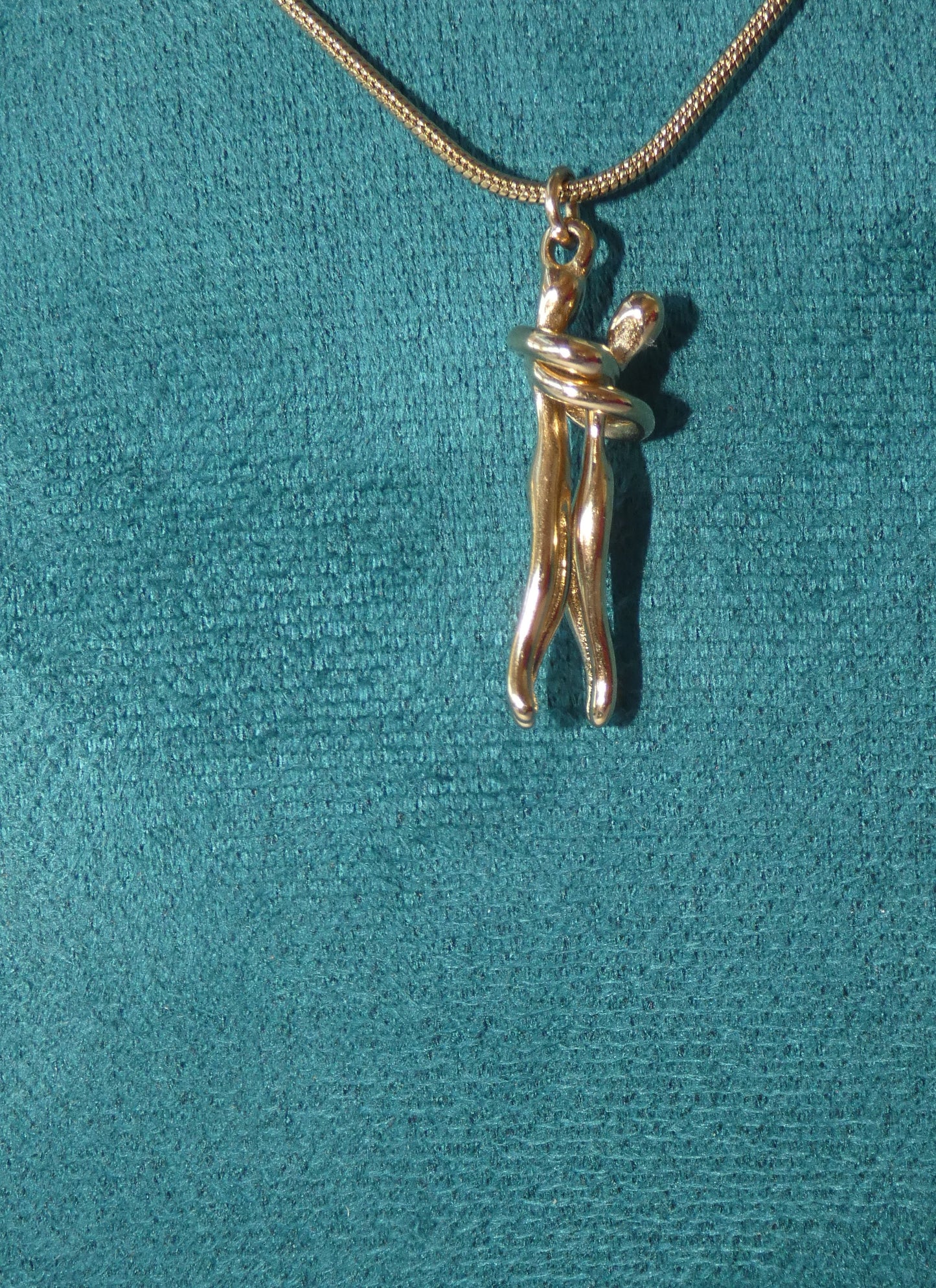 cadena con colgante de pareja en movimiento